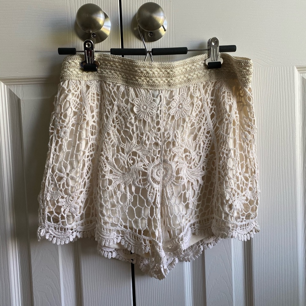 Rye 21 beige/white lace shorts.